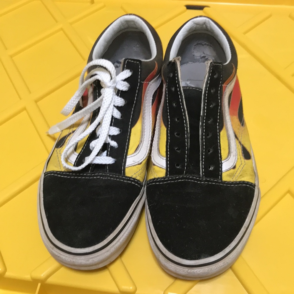 A pair of vans men’s six women’s size 7 1/2